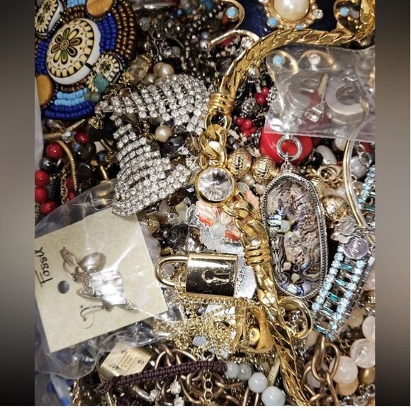 4 LBs vintage fashion GOLD & SILVER Jewelry Lot~ Signed & Unsigned All Wearable - Picture 10 of 10